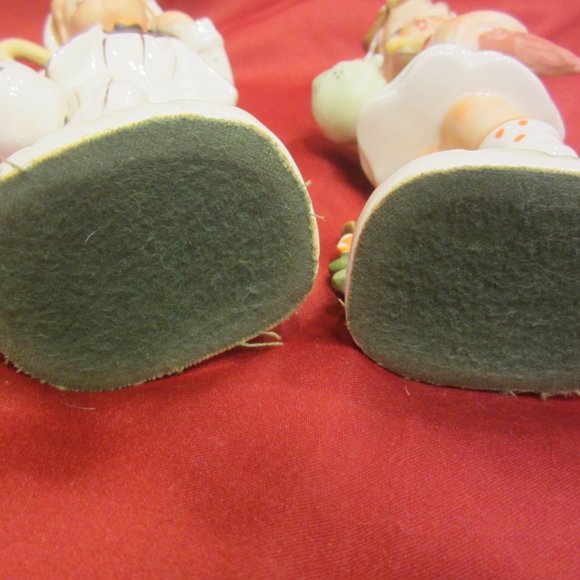 VTG MCM PAIR OF DUTCH CERAMIC FIGURINES W/UMBRELLAS & KERCHIEF BUNDLES - Picture 7 of 8